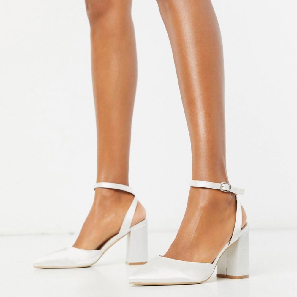 Be Mine Bridal 3.5” pointed block heels w/ankle straps, ivory satin, size 7